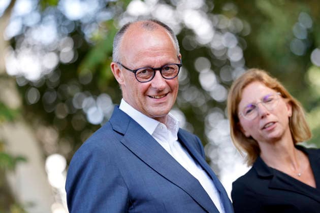 Bundeskanzler Friedrich Merz (CDU) spricht mit betroffenen Bürgern und Ersthelfern bei bei einer Baustellenbesichtigung im Kurpark anlässlich des fünften Jahrestag der Flutkatastrophe im Ahrtal. Die Flut in der Nacht vom 14. auf den 15. Juli 2021 in Rheinland-Pfalz und Nordrhein-Westfalen war eine der verheerendsten Naturkatastrophen in der jüngeren deutschen Geschichte. Bad Neuenahr-Ahrweiler, 14.07.2026 Rheinland-Pfalz Deutschland *** Chancellor Friedrich Merz of the CDU speaks with affected residents and first responders during a site visit to the Kurpark on the occasion of the fifth anniversary of the flood disaster in the Ahr Valley. The flood that occurred on the night of July 14–15, 2021, in Rhineland-Palatinate and North Rhine-W Copyright: xChristophxHardtx