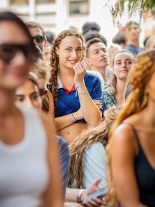 July 14, 2026, New York, New York, USA: Soccer fans crowd a bar in Soho, NYC to watch the FIFA semifinal match between France and Spain New York USA  - ZUMAc266 20260714_znp_c266_011 Copyright: xCarlosxChiossonex
