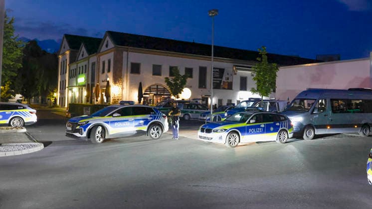 Polizeikräfte sind am Einsatzsammpunkt am DM-Markt in Würzburg. Der Großeinsatz läuft nach einer Meldung über Schussabgaben in der Unterdürrbacher Straße am Dienstagabend gegen 20:20 Uhr. Zentrale Einsatzdienste der Polizei sind mit starken Kräften vor Ort. Würzburg, Bayern, Deutschland. *** Police officers are at the command post at the DM Markt in Würzburg. The large-scale operation is underway following a report of gunshots on Unterdürrbacher Straße on Tuesday evening around 8:20 p.m. A large contingent of police emergency response units is on the scene in Würzburg, Bavaria, Germany. Copyright: HMBxMedia xHeikoxBecker