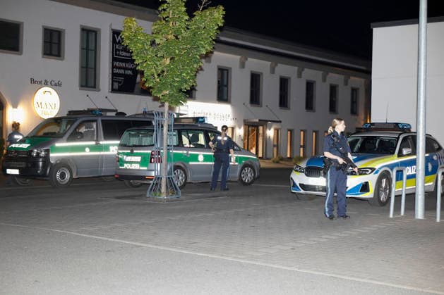 Polizeikräfte sind am Einsatzsammpunkt am DM-Markt in Würzburg. Der Großeinsatz läuft nach einer Meldung über Schussabgaben in der Unterdürrbacher Straße am Dienstagabend gegen 20:20 Uhr. Zentrale Einsatzdienste der Polizei sind mit starken Kräften vor Ort. Würzburg, Bayern, Deutschland. *** Police officers are at the command post at the DM Markt in Würzburg. The large-scale operation is underway following a report of gunshots on Unterdürrbacher Straße on Tuesday evening around 8:20 p.m. A large contingent of police emergency response units is on the scene in Würzburg, Bavaria, Germany. Copyright: HMBxMedia xHeikoxBecker