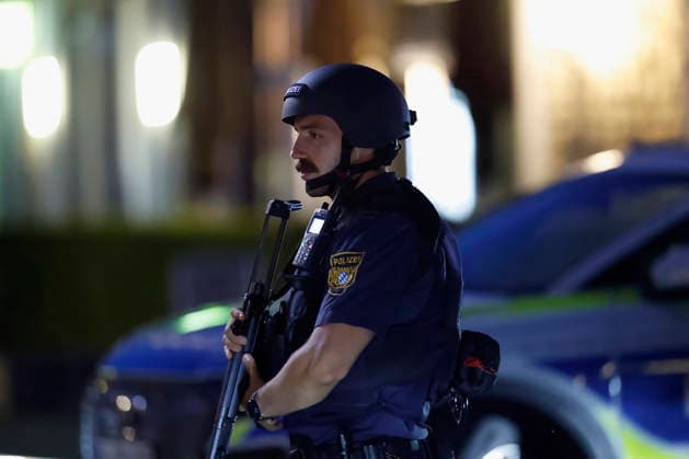 Polizeikräfte sind am Einsatzsammpunkt am DM-Markt in Würzburg. Der Großeinsatz läuft nach einer Meldung über Schussabgaben in der Unterdürrbacher Straße am Dienstagabend gegen 20:20 Uhr. Zentrale Einsatzdienste der Polizei sind mit starken Kräften vor Ort. Würzburg, Bayern, Deutschland. *** Police officers are at the command post at the DM Markt in Würzburg. The large-scale operation is underway following a report of gunshots on Unterdürrbacher Straße on Tuesday evening around 8:20 p.m. A large contingent of police emergency response units is on the scene in Würzburg, Bavaria, Germany. Copyright: HMBxMedia xHeikoxBecker