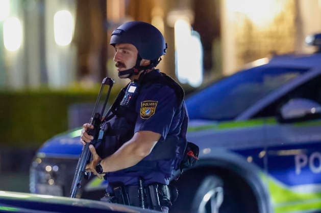 Polizeikräfte sind am Einsatzsammpunkt am DM-Markt in Würzburg. Der Großeinsatz läuft nach einer Meldung über Schussabgaben in der Unterdürrbacher Straße am Dienstagabend gegen 20:20 Uhr. Zentrale Einsatzdienste der Polizei sind mit starken Kräften vor Ort. Würzburg, Bayern, Deutschland. *** Police officers are at the command post at the DM Markt in Würzburg. The large-scale operation is underway following a report of gunshots on Unterdürrbacher Straße on Tuesday evening around 8:20 p.m. A large contingent of police emergency response units is on the scene in Würzburg, Bavaria, Germany. Copyright: HMBxMedia xHeikoxBecker