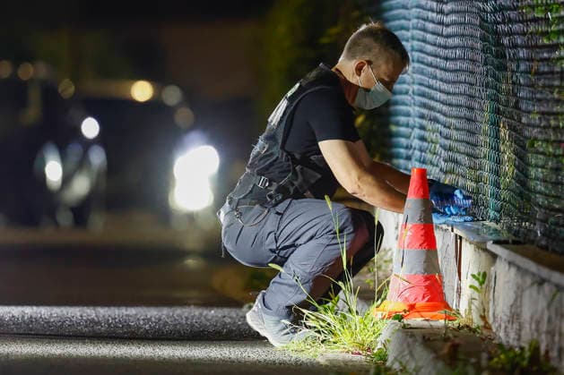 Kriminalpolizei führt Spurensicherungsmaßnahmen am Einsatzort in der Unterdürrbacher Straße durch. Nach Schussabgaben eines verdächtigen Mannes am Dienstagabend gegen 20:20 Uhr werden Spuren systematisch gesichert. Die Einsatzkräfte sichern auch Videoaufzeichnungen am Tatort. Würzburg Unterdürrbach, Bayern, Deutschland. *** The Criminal Investigation Division is conducting forensic evidence collection at the scene on Unterdürrbacher Straße. Following shots fired by a suspect on Tuesday evening around 8:20 p.m., evidence is being systematically collected. Responding officers are also securing video footage at the crime scene in Würzburg-Unterdürrbach, Bavaria, Germany. Copyright: HMBxMedia xHeikoxBecker