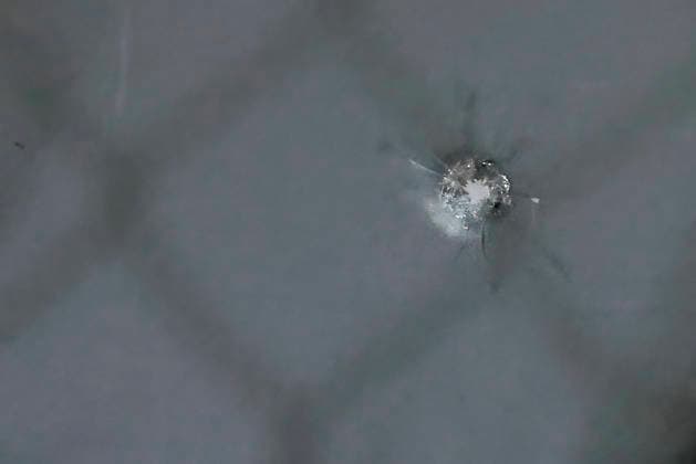 Das Einschussloch zeigt den charakteristischen Geschosstritt in einer Glasscheibe. Die Aufnahme ist Beweismaterial für die ballistischen Ermittlungen der Kriminalpolizei. Nach Zeugenaussagen hat der verdächtige Mann am Dienstagabend gegen 20:20 Uhr in der Unterdürrbacher Straße Würzburg mehrfach mit einer Handfeuerwaffe geschossen. Würzburg Unterdürrbach, Bayern, 14. Juli 2026 *** The bullet hole shows the characteristic impact mark left by a bullet in a pane of glass. The photograph serves as evidence for the criminal investigation department’s ballistic analysis. According to witness statements, the suspect fired a handgun multiple times on Tuesday evening around 8:20 p.m. on Unterdürrbacher Straße in Würzburg Würzburg Unterdürrbach, Bava Copyright: HMBxMedia xHeikoxBecker
