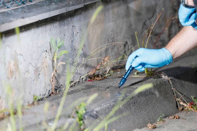Ein Ermittler der Kriminalpolizei markiert eine Spur mit einem Markierungsstift am Tatort. Mit sterilen blauen Handschuhen und Markierungsstift werden Spuren systematisch nummeriert und dokumentiert. Die Spurensicherung am Betonbereich dokumentiert die Schussabgaben des verdächtigen Mannes vom Dienstagabend in Würzburg. Unterdürrbacher Straße, Würzburg Unterdürrbach, Bayern, 14. Juli 2026. *** A criminal investigator marks a piece of evidence with a marker pen at the crime scene. Using sterile blue gloves and a marker pen, pieces of evidence are systematically numbered and documented. The evidence collection at the concrete area documents the shots fired by the suspect on Tuesday evening in Würzburg Unterdürracher Straße, Würzburg Unterdürr Copyright: HMBxMedia xHeikoxBecker