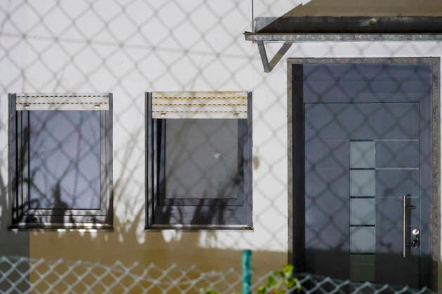 Das Einschussloch zeigt den charakteristischen Geschosstritt in einer Glasscheibe. Die Aufnahme ist Beweismaterial für die ballistischen Ermittlungen der Kriminalpolizei. Nach Zeugenaussagen hat der verdächtige Mann am Dienstagabend gegen 20:20 Uhr in der Unterdürrbacher Straße Würzburg mehrfach mit einer Handfeuerwaffe geschossen. Würzburg Unterdürrbach, Bayern, 14. Juli 2026 *** The bullet hole shows the characteristic impact mark left by a bullet in a glass pane. The photograph serves as evidence for the criminal investigation department’s ballistics investigation. According to witness statements, the suspect fired a handgun multiple times on Tuesday evening around 8:20 p.m. on Unterdürrbacher Straße in Würzburg Würzburg Unterdürrbach, B Copyright: HMBxMedia xHeikoxBecker