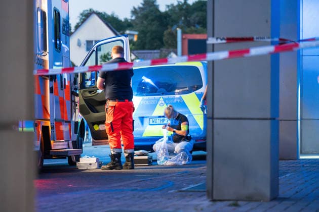 Ehemann tötet Ehefrau mit Schnittwaffe Zeugen überwältigen Angreifer Am 14.07.2026 kam es gegen 21:00 Uhr in Kelkheim (Taunus) auf der Frankfurter Straße zu einem Tötungsdelikt. Ein Mann griff seine Ehefrau mit einer Schnittwaffe an und fügte ihr eine Schnittverletzung zu, an der sie noch vor Ort verstarb. Zeugen überwältigten den Angreifer und hielten ihn bis zum Eintreffen der Polizei fest. Der Tatverdächtige wurde bei seiner Festnahme verletzt. Ermittlungs- und Spurensicherungsmaßnahmen liefen zum Zeitpunkt der Meldung noch an. Kelkheim Hessen Deutschland *** Husband Kills Wife with a Bladed Weapon; Witnesses Subdue Attacker On July 14, 2026, at approximately 9:00 p.m., a homicide occurred on Frankfurter Straße in Kelkheim
