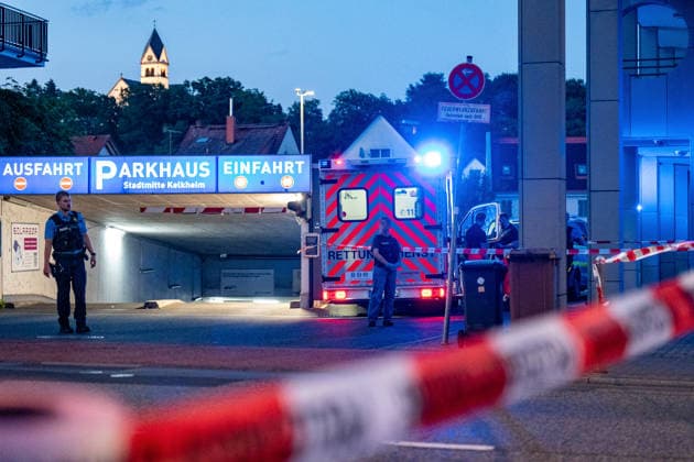 Ehemann tötet Ehefrau mit Schnittwaffe Zeugen überwältigen Angreifer Am 14.07.2026 kam es gegen 21:00 Uhr in Kelkheim (Taunus) auf der Frankfurter Straße zu einem Tötungsdelikt. Ein Mann griff seine Ehefrau mit einer Schnittwaffe an und fügte ihr eine Schnittverletzung zu, an der sie noch vor Ort verstarb. Zeugen überwältigten den Angreifer und hielten ihn bis zum Eintreffen der Polizei fest. Der Tatverdächtige wurde bei seiner Festnahme verletzt. Ermittlungs- und Spurensicherungsmaßnahmen liefen zum Zeitpunkt der Meldung noch an. Kelkheim Hessen Deutschland *** Husband Kills Wife with a Bladed Weapon; Witnesses Subdue Attacker On July 14, 2026, at approximately 9:00 p.m., a homicide occurred on Frankfurter Straße in Kelkheim