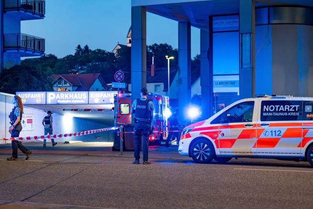 Ehemann tötet Ehefrau mit Schnittwaffe Zeugen überwältigen Angreifer Am 14.07.2026 kam es gegen 21:00 Uhr in Kelkheim (Taunus) auf der Frankfurter Straße zu einem Tötungsdelikt. Ein Mann griff seine Ehefrau mit einer Schnittwaffe an und fügte ihr eine Schnittverletzung zu, an der sie noch vor Ort verstarb. Zeugen überwältigten den Angreifer und hielten ihn bis zum Eintreffen der Polizei fest. Der Tatverdächtige wurde bei seiner Festnahme verletzt. Ermittlungs- und Spurensicherungsmaßnahmen liefen zum Zeitpunkt der Meldung noch an. Kelkheim Hessen Deutschland *** Husband Kills Wife with a Bladed Weapon; Witnesses Subdue Attacker On July 14, 2026, at approximately 9:00 p.m., a homicide occurred on Frankfurter Straße in Kelkheim