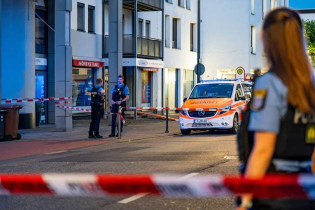 Ehemann tötet Ehefrau mit Schnittwaffe Zeugen überwältigen Angreifer Am 14.07.2026 kam es gegen 21:00 Uhr in Kelkheim (Taunus) auf der Frankfurter Straße zu einem Tötungsdelikt. Ein Mann griff seine Ehefrau mit einer Schnittwaffe an und fügte ihr eine Schnittverletzung zu, an der sie noch vor Ort verstarb. Zeugen überwältigten den Angreifer und hielten ihn bis zum Eintreffen der Polizei fest. Der Tatverdächtige wurde bei seiner Festnahme verletzt. Ermittlungs- und Spurensicherungsmaßnahmen liefen zum Zeitpunkt der Meldung noch an. Kelkheim Hessen Deutschland *** Husband Kills Wife with a Bladed Weapon; Witnesses Subdue Attacker On July 14, 2026, at approximately 9:00 p.m., a homicide occurred on Frankfurter Straße in Kelkheim