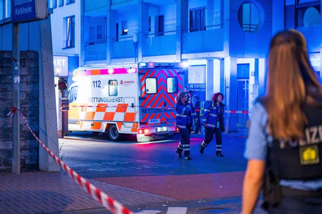 Ehemann tötet Ehefrau mit Schnittwaffe Zeugen überwältigen Angreifer Am 14.07.2026 kam es gegen 21:00 Uhr in Kelkheim (Taunus) auf der Frankfurter Straße zu einem Tötungsdelikt. Ein Mann griff seine Ehefrau mit einer Schnittwaffe an und fügte ihr eine Schnittverletzung zu, an der sie noch vor Ort verstarb. Zeugen überwältigten den Angreifer und hielten ihn bis zum Eintreffen der Polizei fest. Der Tatverdächtige wurde bei seiner Festnahme verletzt. Ermittlungs- und Spurensicherungsmaßnahmen liefen zum Zeitpunkt der Meldung noch an. Kelkheim Hessen Deutschland *** Husband Kills Wife with a Bladed Weapon; Witnesses Subdue Attacker On July 14, 2026, at approximately 9:00 p.m., a homicide occurred on Frankfurter Straße in Kelkheim