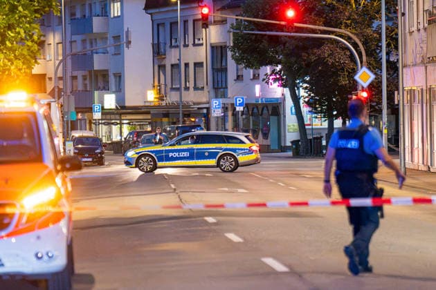 Ehemann tötet Ehefrau mit Schnittwaffe Zeugen überwältigen Angreifer Am 14.07.2026 kam es gegen 21:00 Uhr in Kelkheim (Taunus) auf der Frankfurter Straße zu einem Tötungsdelikt. Ein Mann griff seine Ehefrau mit einer Schnittwaffe an und fügte ihr eine Schnittverletzung zu, an der sie noch vor Ort verstarb. Zeugen überwältigten den Angreifer und hielten ihn bis zum Eintreffen der Polizei fest. Der Tatverdächtige wurde bei seiner Festnahme verletzt. Ermittlungs- und Spurensicherungsmaßnahmen liefen zum Zeitpunkt der Meldung noch an. Kelkheim Hessen Deutschland *** Husband Kills Wife with a Bladed Weapon; Witnesses Subdue Attacker On July 14, 2026, at approximately 9:00 p.m., a homicide occurred on Frankfurter Straße in Kelkheim