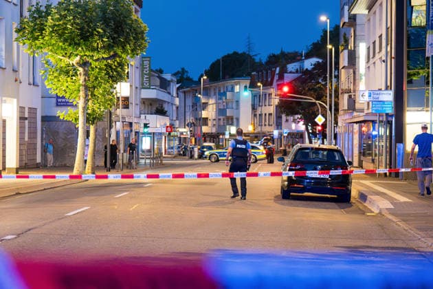 Ehemann tötet Ehefrau mit Schnittwaffe Zeugen überwältigen Angreifer Am 14.07.2026 kam es gegen 21:00 Uhr in Kelkheim (Taunus) auf der Frankfurter Straße zu einem Tötungsdelikt. Ein Mann griff seine Ehefrau mit einer Schnittwaffe an und fügte ihr eine Schnittverletzung zu, an der sie noch vor Ort verstarb. Zeugen überwältigten den Angreifer und hielten ihn bis zum Eintreffen der Polizei fest. Der Tatverdächtige wurde bei seiner Festnahme verletzt. Ermittlungs- und Spurensicherungsmaßnahmen liefen zum Zeitpunkt der Meldung noch an. Kelkheim Hessen Deutschland *** Husband Kills Wife with a Bladed Weapon; Witnesses Subdue Attacker On July 14, 2026, at approximately 9:00 p.m., a homicide occurred on Frankfurter Straße in Kelkheim
