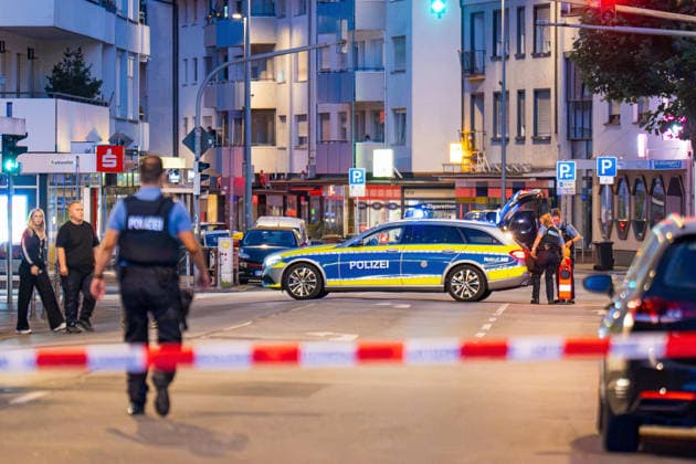 News Themen der Woche KW29 Ehemann tötet Ehefrau mit Schnittwaffe Zeugen überwältigen Angreifer Am 14.07.2026 kam es gegen 21:00 Uhr in Kelkheim (Taunus) auf der Frankfurter Straße zu einem Tötungsdelikt. Ein Mann griff seine Ehefrau mit einer Schnittwaffe an und fügte ihr eine Schnittverletzung zu, an der sie noch vor Ort verstarb. Zeugen überwältigten den Angreifer und hielten ihn bis zum Eintreffen der Polizei fest. Der Tatverdächtige wurde bei seiner Festnahme verletzt. Ermittlungs- und Spurensicherungsmaßnahmen liefen zum Zeitpunkt der Meldung noch an. Kelkheim Hessen Deutschland *** Husband Kills Wife with a Bladed Weapon; Witnesses Subdue Attacker On July 14, 2026, at approximately 9:00 p.m., a homicide occurred on Frankfurter Straße in Kelkheim