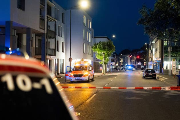 Ehemann tötet Ehefrau mit Schnittwaffe Zeugen überwältigen Angreifer Am 14.07.2026 kam es gegen 21:00 Uhr in Kelkheim (Taunus) auf der Frankfurter Straße zu einem Tötungsdelikt. Ein Mann griff seine Ehefrau mit einer Schnittwaffe an und fügte ihr eine Schnittverletzung zu, an der sie noch vor Ort verstarb. Zeugen überwältigten den Angreifer und hielten ihn bis zum Eintreffen der Polizei fest. Der Tatverdächtige wurde bei seiner Festnahme verletzt. Ermittlungs- und Spurensicherungsmaßnahmen liefen zum Zeitpunkt der Meldung noch an. Kelkheim Hessen Deutschland *** Husband Kills Wife with a Bladed Weapon; Witnesses Subdue Attacker On July 14, 2026, at approximately 9:00 p.m., a homicide occurred on Frankfurter Straße in Kelkheim
