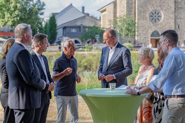 Besuch im Kurpark Bad Neuenahr-Ahrweiler - Fünf Jahre Ahrtalflut Stellvertretende Ministerpräsidentin Rheinland-Pfalz Sabine BÄTZING-LICHTENTHÄLER (SPD), Ministerpräsident Rheinland-Pfalz Gordon SCHNIEDER (CDU), Bürgermeister der Stadt Bad Neuenahr-Ahrweiler Pascal ROWALD (CDU) und Bundeskanzler Friedrich MERZ im Gespräch mit Ehrenamtlichen und Gewerbetreibenden im Kurpark Bad Neuenahr-Ahrweiler. Beim Besuch zum fünften Jahrestag der Flutkatastrophe im Ahrtal informierten sie sich über den Stand des Wiederaufbaus. Bad Neuenahr-Ahrweiler Rheinland-Pfalz Deutschland *** Visit to the Bad Neuenahr Ahrweiler Spa Park: Five Years Since the Ahr Valley Floods. Sabine BÄTZING LICHTENTHÄLER (SPD), Deputy Minister-President of Rhineland-Pala Copyright: xMarcxJohnx