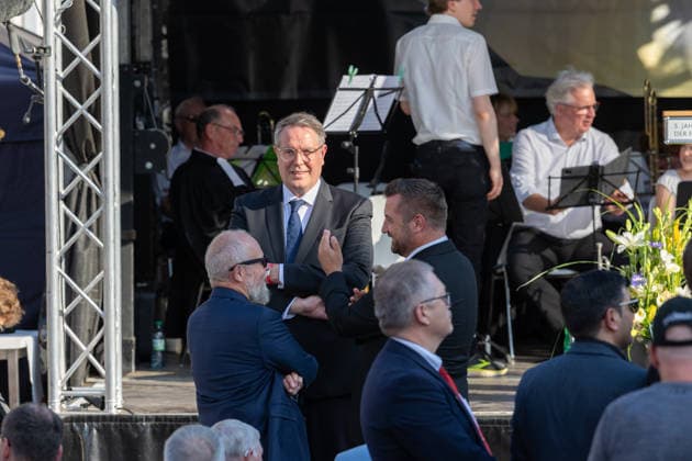 Gedenkveranstaltung Fünf Jahre Ahrtalflut - Bad Neuenahr-Ahrweiler ehemaliger Ministerpräsident Rheinland-Pfalz Alexander SCHWEITZER (SPD, MdL) - Bundeskanzler Friedrich MERZ und Ministerpräsident Gordon SCHNIEDER gedenken gemeinsam mit Betroffenen und Angehörigen der 136 Todesopfer bei der Gedenkveranstaltung zum fünften Jahrestag der Flutkatastrophe im Ahrtal in Bad Neuenahr-Ahrweiler. Bad Neuenahr-Ahrweiler Rheinland-Pfalz Deutschland *** Commemoration Ceremony Marking Five Years Since the Ahr Valley Flood in Bad Neuenahr-Ahrweiler: Former Minister-President of Rhineland-Palatinate Alexander SCHWEITZER (SPD), State Representative and Federal Chancellor Friedrich MERZ, and Minister-President Gordon SCHNIEDER join those affected and Copyright: xMarcxJohnx