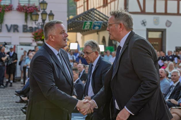 Gedenkveranstaltung Fünf Jahre Ahrtalflut - Bad Neuenahr-Ahrweiler Ministerpräsident Rheinland-Pfalz Gordon SCHNIEDER (CDU) und ehemaliger Ministerpräsident Rheinland-Pfalz Alexander SCHWEITZER (SPD, MdL) begrüssen sich - Bundeskanzler Friedrich MERZ und Ministerpräsident Gordon SCHNIEDER gedenken gemeinsam mit Betroffenen und Angehörigen der 136 Todesopfer bei der Gedenkveranstaltung zum fünften Jahrestag der Flutkatastrophe im Ahrtal in Bad Neuenahr-Ahrweiler. Bad Neuenahr-Ahrweiler Rheinland-Pfalz Deutschland *** Commemoration Ceremony Marking Five Years Since the Ahr Valley Floods in Bad Neuenahr-Ahrweiler: Rhineland-Palatinate Minister-President Gordon SCHNIEDER (CDU) and former Rhineland-Palatinate Minister-President Alexander Copyright: xMarcxJohnx