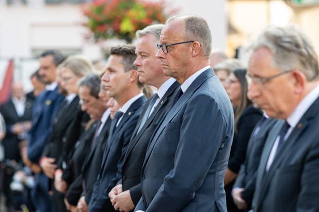 Gedenkveranstaltung Fünf Jahre Ahrtalflut - Bad Neuenahr-Ahrweiler Bürgermeister der Stadt Bad Neuenahr-Ahrweiler Pascal ROWALD (CDU), Ministerpräsident Rheinland-Pfalz Gordon SCHNIEDER (CDU) und Bundeskanzler Friedrich MERZ gedenken gemeinsam mit Betroffenen und Angehörigen der 136 Todesopfer bei der Gedenkveranstaltung zum fünften Jahrestag der Flutkatastrophe im Ahrtal in Bad Neuenahr-Ahrweiler. Bad Neuenahr-Ahrweiler Rheinland-Pfalz Deutschland *** Commemoration Ceremony Marking Five Years Since the Ahr Valley Floods in Bad Neuenahr-Ahrweiler: Pascal ROWALD (CDU), Mayor of Bad Neuenahr-Ahrweiler, Rhineland-Palatinate Minister-President Gordon SCHNIEDER (CDU), and Federal Chancellor Friedrich MERZ join those affected and the famili Copyright: xMarcxJohnx