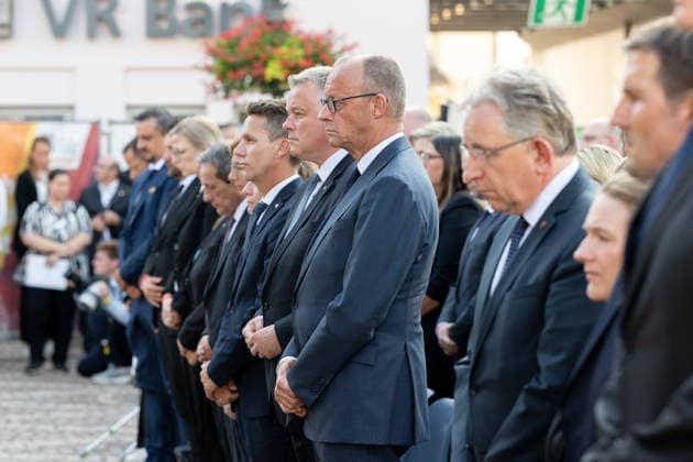 Gedenkveranstaltung Fünf Jahre Ahrtalflut - Bad Neuenahr-Ahrweiler Bürgermeister der Stadt Bad Neuenahr-Ahrweiler Pascal ROWALD (CDU), Ministerpräsident Rheinland-Pfalz Gordon SCHNIEDER (CDU) und Bundeskanzler Friedrich MERZ gedenken gemeinsam mit Betroffenen und Angehörigen der 136 Todesopfer bei der Gedenkveranstaltung zum fünften Jahrestag der Flutkatastrophe im Ahrtal in Bad Neuenahr-Ahrweiler. Bad Neuenahr-Ahrweiler Rheinland-Pfalz Deutschland *** Commemoration Ceremony Marking Five Years Since the Ahr Valley Floods in Bad Neuenahr-Ahrweiler: Pascal ROWALD (CDU), Mayor of Bad Neuenahr-Ahrweiler, Rhineland-Palatinate Minister-President Gordon SCHNIEDER (CDU), and Federal Chancellor Friedrich MERZ join those affected and the famili Copyright: xMarcxJohnx