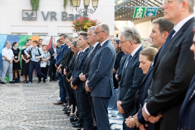 Gedenkveranstaltung Fünf Jahre Ahrtalflut - Bad Neuenahr-Ahrweiler Bürgermeister der Stadt Bad Neuenahr-Ahrweiler Pascal ROWALD (CDU), Ministerpräsident Rheinland-Pfalz Gordon SCHNIEDER (CDU) und Bundeskanzler Friedrich MERZ gedenken gemeinsam mit Betroffenen und Angehörigen der 136 Todesopfer bei der Gedenkveranstaltung zum fünften Jahrestag der Flutkatastrophe im Ahrtal in Bad Neuenahr-Ahrweiler. Bad Neuenahr-Ahrweiler Rheinland-Pfalz Deutschland *** Commemoration Ceremony Marking Five Years Since the Ahr Valley Floods in Bad Neuenahr-Ahrweiler: Pascal ROWALD (CDU), Mayor of Bad Neuenahr-Ahrweiler, Rhineland-Palatinate Minister-President Gordon SCHNIEDER (CDU), and Federal Chancellor Friedrich MERZ join those affected and the famili Copyright: xMarcxJohnx