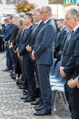 Gedenkveranstaltung Fünf Jahre Ahrtalflut - Bad Neuenahr-Ahrweiler Bürgermeister der Stadt Bad Neuenahr-Ahrweiler Pascal ROWALD (CDU), Ministerpräsident Rheinland-Pfalz Gordon SCHNIEDER (CDU) und Bundeskanzler Friedrich MERZ gedenken gemeinsam mit Betroffenen und Angehörigen der 136 Todesopfer bei der Gedenkveranstaltung zum fünften Jahrestag der Flutkatastrophe im Ahrtal in Bad Neuenahr-Ahrweiler. Bad Neuenahr-Ahrweiler Rheinland-Pfalz Deutschland *** Commemoration Ceremony Marking Five Years Since the Ahr Valley Floods in Bad Neuenahr-Ahrweiler: Pascal ROWALD (CDU), Mayor of Bad Neuenahr-Ahrweiler, Rhineland-Palatinate Minister-President Gordon SCHNIEDER (CDU), and Federal Chancellor Friedrich MERZ join those affected and the famili Copyright: xMarcxJohnx