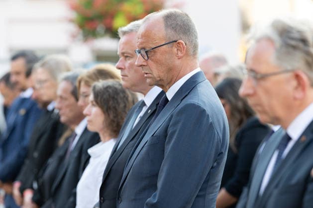 Gedenkveranstaltung Fünf Jahre Ahrtalflut - Bad Neuenahr-Ahrweiler Bundeskanzler Friedrich MERZ und Ministerpräsident Gordon SCHNIEDER gedenken gemeinsam mit Betroffenen und Angehörigen der 136 Todesopfer bei der Gedenkveranstaltung zum fünften Jahrestag der Flutkatastrophe im Ahrtal in Bad Neuenahr-Ahrweiler. Bad Neuenahr-Ahrweiler Rheinland-Pfalz Deutschland *** Commemoration Ceremony Marking Five Years Since the Ahr Valley Floods in Bad Neuenahr-Ahrweiler: Federal Chancellor Friedrich MERZ and Minister President Gordon SCHNIEDER join those affected and the families of the 136 victims at the commemoration ceremony marking the fifth anniversary of the flood disaster in the Ahr Valley in Bad Neuenahr-Ahrweiler, Rhineland-Palatinate, Ge Copyright: xMarcxJohnx