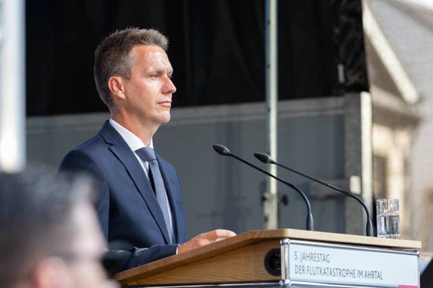 Gedenkveranstaltung Fünf Jahre Ahrtalflut - Bad Neuenahr-Ahrweiler Ansprache von Bürgermeister der Stadt Bad Neuenahr-Ahrweiler Pascal ROWALD (CDU) - Bundeskanzler Friedrich MERZ und Ministerpräsident Gordon SCHNIEDER gedenken gemeinsam mit Betroffenen und Angehörigen der 136 Todesopfer bei der Gedenkveranstaltung zum fünften Jahrestag der Flutkatastrophe im Ahrtal in Bad Neuenahr-Ahrweiler. Bad Neuenahr-Ahrweiler Rheinland-Pfalz Deutschland *** Commemoration Ceremony Marking Five Years Since the Ahr Valley Floods in Bad Neuenahr-Ahrweiler: Address by Pascal ROWALD, Mayor of Bad Neuenahr-Ahrweiler (CDU); Federal Chancellor Friedrich MERZ and Minister President Gordon SCHNIEDER join those affected and the families of the 136 victims at Copyright: xMarcxJohnx