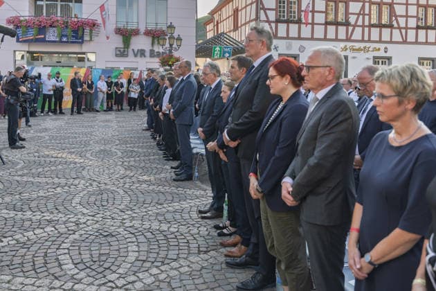 Gedenkveranstaltung Fünf Jahre Ahrtalflut - Bad Neuenahr-Ahrweiler Bundeskanzler Friedrich MERZ und Ministerpräsident Gordon SCHNIEDER gedenken gemeinsam mit Betroffenen und Angehörigen der 136 Todesopfer bei der Gedenkveranstaltung zum fünften Jahrestag der Flutkatastrophe im Ahrtal in Bad Neuenahr-Ahrweiler. Bad Neuenahr-Ahrweiler Rheinland-Pfalz Deutschland *** Commemoration Ceremony Marking Five Years Since the Ahr Valley Floods in Bad Neuenahr-Ahrweiler: Federal Chancellor Friedrich MERZ and Minister President Gordon SCHNIEDER join those affected and the families of the 136 victims at the commemoration ceremony marking the fifth anniversary of the flood disaster in the Ahr Valley in Bad Neuenahr-Ahrweiler, Rhineland-Palatinate, Ge Copyright: xMarcxJohnx