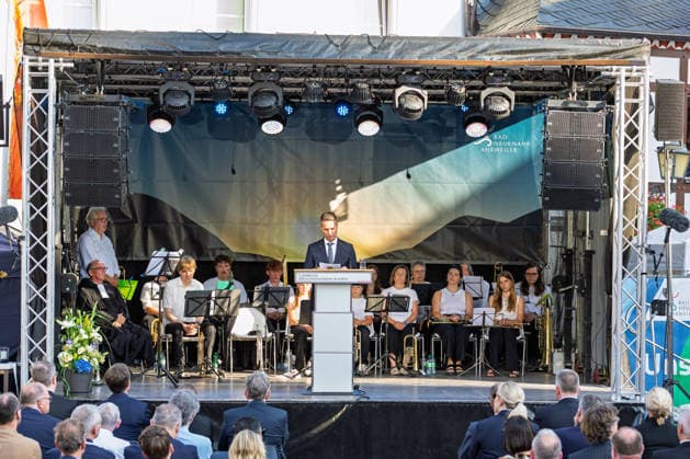 Gedenkveranstaltung Fünf Jahre Ahrtalflut - Bad Neuenahr-Ahrweiler Ansprache von Bürgermeister der Stadt Bad Neuenahr-Ahrweiler Pascal ROWALD (CDU) - Bundeskanzler Friedrich MERZ und Ministerpräsident Gordon SCHNIEDER gedenken gemeinsam mit Betroffenen und Angehörigen der 136 Todesopfer bei der Gedenkveranstaltung zum fünften Jahrestag der Flutkatastrophe im Ahrtal in Bad Neuenahr-Ahrweiler. Bad Neuenahr-Ahrweiler Rheinland-Pfalz Deutschland *** Commemoration Ceremony Marking Five Years Since the Ahr Valley Floods in Bad Neuenahr-Ahrweiler: Address by Pascal ROWALD, Mayor of Bad Neuenahr-Ahrweiler (CDU); Federal Chancellor Friedrich MERZ and Minister President Gordon SCHNIEDER join those affected and the families of the 136 victims at Copyright: xMarcxJohnx