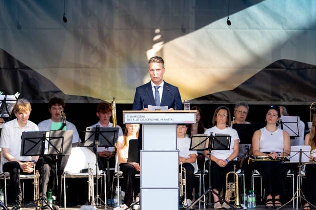 Gedenkveranstaltung Fünf Jahre Ahrtalflut - Bad Neuenahr-Ahrweiler Ansprache von Bürgermeister der Stadt Bad Neuenahr-Ahrweiler Pascal ROWALD (CDU) - Bundeskanzler Friedrich MERZ und Ministerpräsident Gordon SCHNIEDER gedenken gemeinsam mit Betroffenen und Angehörigen der 136 Todesopfer bei der Gedenkveranstaltung zum fünften Jahrestag der Flutkatastrophe im Ahrtal in Bad Neuenahr-Ahrweiler. Bad Neuenahr-Ahrweiler Rheinland-Pfalz Deutschland *** Commemoration Ceremony Marking Five Years Since the Ahr Valley Floods in Bad Neuenahr-Ahrweiler: Address by Pascal ROWALD, Mayor of Bad Neuenahr-Ahrweiler (CDU); Federal Chancellor Friedrich MERZ and Minister President Gordon SCHNIEDER join those affected and the families of the 136 victims at Copyright: xMarcxJohnx