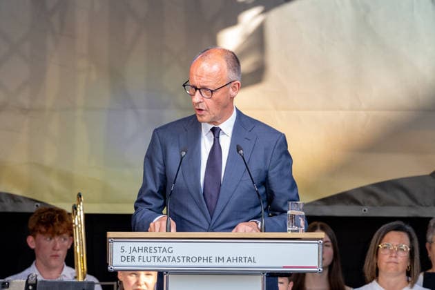 Gedenkveranstaltung Fünf Jahre Ahrtalflut - Bad Neuenahr-Ahrweiler Ansprache von Bundeskanzler Friedrich MERZ (CDU) - Bundeskanzler Friedrich MERZ und Ministerpräsident Gordon SCHNIEDER gedenken gemeinsam mit Betroffenen und Angehörigen der 136 Todesopfer bei der Gedenkveranstaltung zum fünften Jahrestag der Flutkatastrophe im Ahrtal in Bad Neuenahr-Ahrweiler. Bad Neuenahr-Ahrweiler Rheinland-Pfalz Deutschland *** Commemoration Ceremony Marking Five Years Since the Ahr Valley Flood in Bad Neuenahr-Ahrweiler: Address by Federal Chancellor Friedrich MERZ (CDU) Federal Chancellor Friedrich MERZ and Minister President Gordon SCHNIEDER join those affected and the families of the 136 victims at the commemoration ceremony marking the fifth an Copyright: xMarcxJohnx