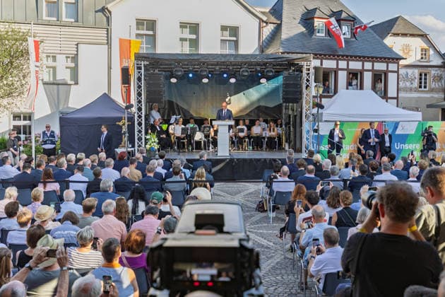 Gedenkveranstaltung Fünf Jahre Ahrtalflut - Bad Neuenahr-Ahrweiler Ansprache von Bundeskanzler Friedrich MERZ (CDU) - Bundeskanzler Friedrich MERZ und Ministerpräsident Gordon SCHNIEDER gedenken gemeinsam mit Betroffenen und Angehörigen der 136 Todesopfer bei der Gedenkveranstaltung zum fünften Jahrestag der Flutkatastrophe im Ahrtal in Bad Neuenahr-Ahrweiler. Bad Neuenahr-Ahrweiler Rheinland-Pfalz Deutschland *** Commemoration Ceremony Marking Five Years Since the Ahr Valley Flood in Bad Neuenahr-Ahrweiler: Address by Federal Chancellor Friedrich MERZ (CDU) Federal Chancellor Friedrich MERZ and Minister President Gordon SCHNIEDER join those affected and the families of the 136 victims at the commemoration ceremony marking the fifth an Copyright: xMarcxJohnx