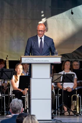 Gedenkveranstaltung Fünf Jahre Ahrtalflut - Bad Neuenahr-Ahrweiler Ansprache von Bundeskanzler Friedrich MERZ (CDU) - Bundeskanzler Friedrich MERZ und Ministerpräsident Gordon SCHNIEDER gedenken gemeinsam mit Betroffenen und Angehörigen der 136 Todesopfer bei der Gedenkveranstaltung zum fünften Jahrestag der Flutkatastrophe im Ahrtal in Bad Neuenahr-Ahrweiler. Bad Neuenahr-Ahrweiler Rheinland-Pfalz Deutschland *** Commemoration Ceremony Marking Five Years Since the Ahr Valley Flood in Bad Neuenahr-Ahrweiler: Address by Federal Chancellor Friedrich MERZ (CDU) Federal Chancellor Friedrich MERZ and Minister President Gordon SCHNIEDER join those affected and the families of the 136 victims at the commemoration ceremony marking the fifth an Copyright: xMarcxJohnx