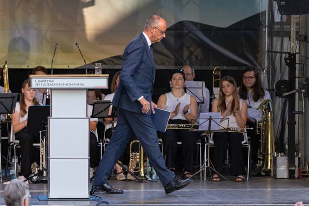 Gedenkveranstaltung Fünf Jahre Ahrtalflut - Bad Neuenahr-Ahrweiler Ansprache von Bundeskanzler Friedrich MERZ (CDU) - Bundeskanzler Friedrich MERZ und Ministerpräsident Gordon SCHNIEDER gedenken gemeinsam mit Betroffenen und Angehörigen der 136 Todesopfer bei der Gedenkveranstaltung zum fünften Jahrestag der Flutkatastrophe im Ahrtal in Bad Neuenahr-Ahrweiler. Bad Neuenahr-Ahrweiler Rheinland-Pfalz Deutschland *** Commemoration Ceremony Marking Five Years Since the Ahr Valley Flood in Bad Neuenahr-Ahrweiler: Address by Federal Chancellor Friedrich MERZ (CDU) Federal Chancellor Friedrich MERZ and Minister President Gordon SCHNIEDER join those affected and the families of the 136 victims at the commemoration ceremony marking the fifth an Copyright: xMarcxJohnx