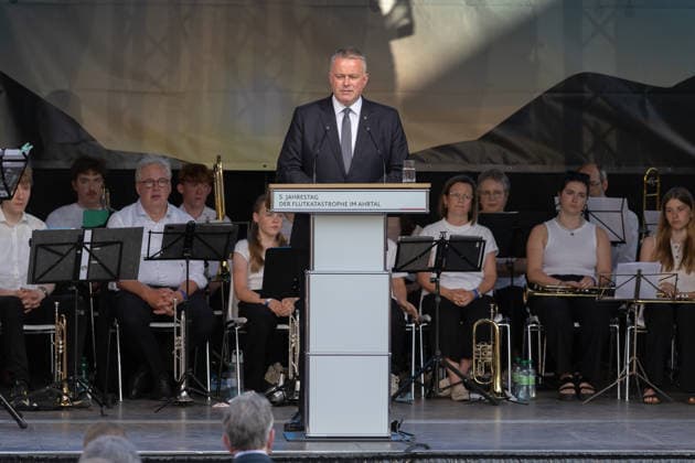 Gedenkveranstaltung Fünf Jahre Ahrtalflut - Bad Neuenahr-Ahrweiler Ansprache von Ministerpräsident Rheinland-Pfalz Gordon SCHNIEDER (CDU) - Bundeskanzler Friedrich MERZ und Ministerpräsident Gordon SCHNIEDER gedenken gemeinsam mit Betroffenen und Angehörigen der 136 Todesopfer bei der Gedenkveranstaltung zum fünften Jahrestag der Flutkatastrophe im Ahrtal in Bad Neuenahr-Ahrweiler. Bad Neuenahr-Ahrweiler Rheinland-Pfalz Deutschland *** Commemoration Ceremony Marking Five Years Since the Ahr Valley Flood in Bad Neuenahr-Ahrweiler: Address by Rhineland-Palatinate Minister-President Gordon SCHNIEDER (CDU). Federal Chancellor Friedrich MERZ and Minister-President Gordon SCHNIEDER joined those affected and the families of the 136 victims a Copyright: xMarcxJohnx