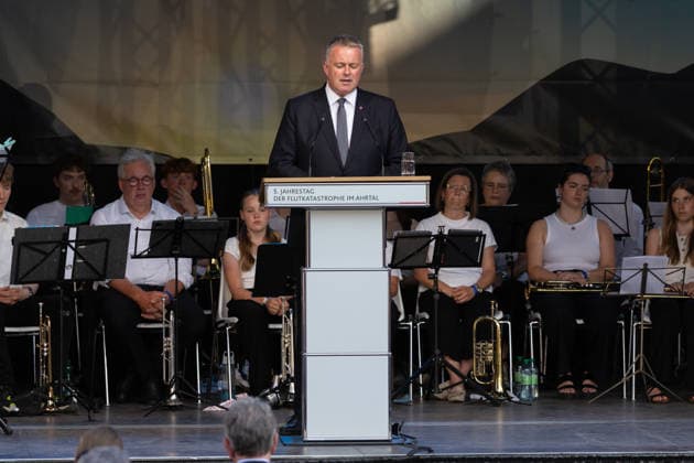 Gedenkveranstaltung Fünf Jahre Ahrtalflut - Bad Neuenahr-Ahrweiler Ansprache von Ministerpräsident Rheinland-Pfalz Gordon SCHNIEDER (CDU) - Bundeskanzler Friedrich MERZ und Ministerpräsident Gordon SCHNIEDER gedenken gemeinsam mit Betroffenen und Angehörigen der 136 Todesopfer bei der Gedenkveranstaltung zum fünften Jahrestag der Flutkatastrophe im Ahrtal in Bad Neuenahr-Ahrweiler. Bad Neuenahr-Ahrweiler Rheinland-Pfalz Deutschland *** Commemoration Ceremony Marking Five Years Since the Ahr Valley Flood in Bad Neuenahr-Ahrweiler: Address by Rhineland-Palatinate Minister-President Gordon SCHNIEDER (CDU). Federal Chancellor Friedrich MERZ and Minister-President Gordon SCHNIEDER joined those affected and the families of the 136 victims a Copyright: xMarcxJohnx