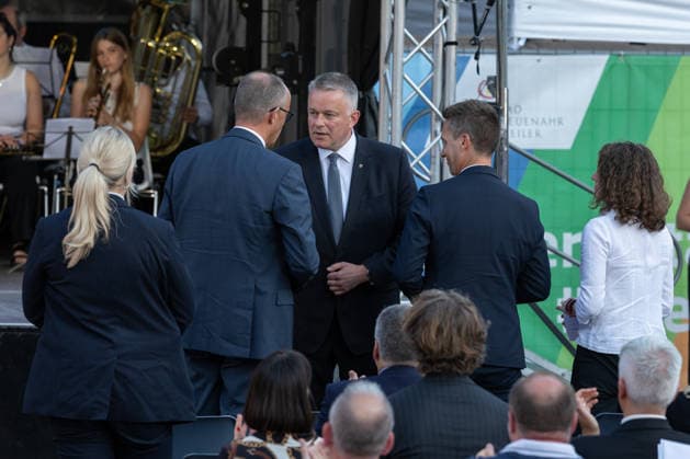 Gedenkveranstaltung Fünf Jahre Ahrtalflut - Bad Neuenahr-Ahrweiler Ansprache von Ministerpräsident Rheinland-Pfalz Gordon SCHNIEDER (CDU) - Bundeskanzler Friedrich MERZ und Ministerpräsident Gordon SCHNIEDER gedenken gemeinsam mit Betroffenen und Angehörigen der 136 Todesopfer bei der Gedenkveranstaltung zum fünften Jahrestag der Flutkatastrophe im Ahrtal in Bad Neuenahr-Ahrweiler. Bad Neuenahr-Ahrweiler Rheinland-Pfalz Deutschland *** Commemoration Ceremony Marking Five Years Since the Ahr Valley Flood in Bad Neuenahr-Ahrweiler: Address by Rhineland-Palatinate Minister-President Gordon SCHNIEDER (CDU). Federal Chancellor Friedrich MERZ and Minister-President Gordon SCHNIEDER joined those affected and the families of the 136 victims a Copyright: xMarcxJohnx