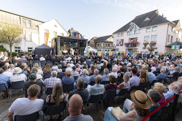 Gedenkveranstaltung Fünf Jahre Ahrtalflut - Bad Neuenahr-Ahrweiler Ökumenischer Gottesdienst - Bundeskanzler Friedrich MERZ und Ministerpräsident Gordon SCHNIEDER gedenken gemeinsam mit Betroffenen und Angehörigen der 136 Todesopfer bei der Gedenkveranstaltung zum fünften Jahrestag der Flutkatastrophe im Ahrtal in Bad Neuenahr-Ahrweiler. Bad Neuenahr-Ahrweiler Rheinland-Pfalz Deutschland *** Commemoration Ceremony Marking Five Years Since the Ahr Valley Floods in Bad Neuenahr-Ahrweiler: Ecumenical Service—Chancellor Friedrich MERZ and Minister President Gordon SCHNIEDER join those affected and the families of the 136 victims at the commemoration ceremony marking the fifth anniversary of the flood disasterin the Ahr Valley in Bad Neuen Copyright: xMarcxJohnx