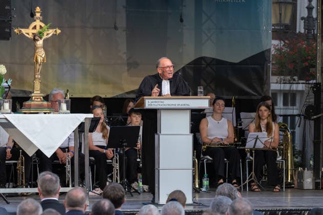 Gedenkveranstaltung Fünf Jahre Ahrtalflut - Bad Neuenahr-Ahrweiler Ökumenischer Gottesdienst - Bundeskanzler Friedrich MERZ und Ministerpräsident Gordon SCHNIEDER gedenken gemeinsam mit Betroffenen und Angehörigen der 136 Todesopfer bei der Gedenkveranstaltung zum fünften Jahrestag der Flutkatastrophe im Ahrtal in Bad Neuenahr-Ahrweiler. Bad Neuenahr-Ahrweiler Rheinland-Pfalz Deutschland *** Commemoration Ceremony Marking Five Years Since the Ahr Valley Floods in Bad Neuenahr-Ahrweiler: Ecumenical Service—Chancellor Friedrich MERZ and Minister President Gordon SCHNIEDER join those affected and the families of the 136 victims at the commemoration ceremony marking the fifth anniversary of the flood disasterin the Ahr Valley in Bad Neuen Copyright: xMarcxJohnx