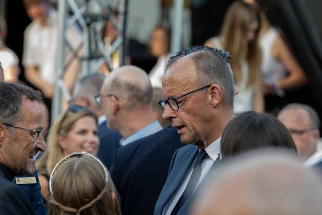 Gedenkveranstaltung Fünf Jahre Ahrtalflut - Bad Neuenahr-Ahrweiler Bundeskanzler Friedrich MERZ (CDU) im Gespräch mit Gästen - Bundeskanzler Friedrich MERZ und Ministerpräsident Gordon SCHNIEDER gedenken gemeinsam mit Betroffenen und Angehörigen der 136 Todesopfer bei der Gedenkveranstaltung zum fünften Jahrestag der Flutkatastrophe im Ahrtal in Bad Neuenahr-Ahrweiler. Bad Neuenahr-Ahrweiler Rheinland-Pfalz Deutschland *** Commemoration Ceremony Marking Five Years Since the Ahr Valley Flood in Bad Neuenahr-Ahrweiler: Federal Chancellor Friedrich MERZ (CDU) in conversation with guests; Federal Chancellor Friedrich MERZ and Minister President Gordon SCHNIEDER join those affected and the families of the 136 victims at the commemoration Copyright: xMarcxJohnx