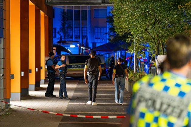 Ehemann tötet Ehefrau mit Schnittwaffe Zeugen überwältigen Angreifer Am 14.07.2026 kam es gegen 21:00 Uhr in Kelkheim (Taunus) auf der Frankfurter Straße zu einem Tötungsdelikt. Ein Mann griff seine Ehefrau mit einer Schnittwaffe an und fügte ihr eine Schnittverletzung zu, an der sie noch vor Ort verstarb. Zeugen überwältigten den Angreifer und hielten ihn bis zum Eintreffen der Polizei fest. Der Tatverdächtige wurde bei seiner Festnahme verletzt. Ermittlungs- und Spurensicherungsmaßnahmen liefen zum Zeitpunkt der Meldung noch an. Kelkheim Hessen Deutschland *** Husband Kills Wife with a Bladed Weapon; Witnesses Subdue Attacker On July 14, 2026, at approximately 9:00 p.m., a homicide occurred on Frankfurter Straße in Kelkheim