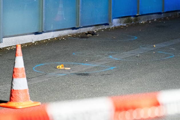 Ehemann tötet Ehefrau mit Schnittwaffe Zeugen überwältigen Angreifer Am 14.07.2026 kam es gegen 21:00 Uhr in Kelkheim (Taunus) auf der Frankfurter Straße zu einem Tötungsdelikt. Ein Mann griff seine Ehefrau mit einer Schnittwaffe an und fügte ihr eine Schnittverletzung zu, an der sie noch vor Ort verstarb. Zeugen überwältigten den Angreifer und hielten ihn bis zum Eintreffen der Polizei fest. Der Tatverdächtige wurde bei seiner Festnahme verletzt. Ermittlungs- und Spurensicherungsmaßnahmen liefen zum Zeitpunkt der Meldung noch an. Kelkheim Hessen Deutschland *** Husband Kills Wife with a Bladed Weapon; Witnesses Subdue Attacker On July 14, 2026, at approximately 9:00 p.m., a homicide occurred on Frankfurter Straße in Kelkheim
