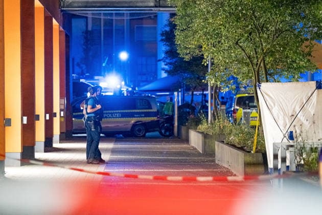 Ehemann tötet Ehefrau mit Schnittwaffe Zeugen überwältigen Angreifer Am 14.07.2026 kam es gegen 21:00 Uhr in Kelkheim (Taunus) auf der Frankfurter Straße zu einem Tötungsdelikt. Ein Mann griff seine Ehefrau mit einer Schnittwaffe an und fügte ihr eine Schnittverletzung zu, an der sie noch vor Ort verstarb. Zeugen überwältigten den Angreifer und hielten ihn bis zum Eintreffen der Polizei fest. Der Tatverdächtige wurde bei seiner Festnahme verletzt. Ermittlungs- und Spurensicherungsmaßnahmen liefen zum Zeitpunkt der Meldung noch an. Kelkheim Hessen Deutschland *** Husband Kills Wife with a Bladed Weapon; Witnesses Subdue Attacker On July 14, 2026, at approximately 9:00 p.m., a homicide occurred on Frankfurter Straße in Kelkheim