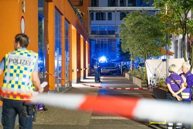 Ehemann tötet Ehefrau mit Schnittwaffe Zeugen überwältigen Angreifer Am 14.07.2026 kam es gegen 21:00 Uhr in Kelkheim (Taunus) auf der Frankfurter Straße zu einem Tötungsdelikt. Ein Mann griff seine Ehefrau mit einer Schnittwaffe an und fügte ihr eine Schnittverletzung zu, an der sie noch vor Ort verstarb. Zeugen überwältigten den Angreifer und hielten ihn bis zum Eintreffen der Polizei fest. Der Tatverdächtige wurde bei seiner Festnahme verletzt. Ermittlungs- und Spurensicherungsmaßnahmen liefen zum Zeitpunkt der Meldung noch an. Kelkheim Hessen Deutschland *** Husband Kills Wife with a Bladed Weapon; Witnesses Subdue Attacker On July 14, 2026, at approximately 9:00 p.m., a homicide occurred on Frankfurter Straße in Kelkheim