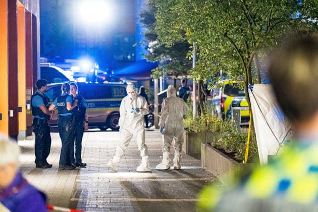 Ehemann tötet Ehefrau mit Schnittwaffe Zeugen überwältigen Angreifer Am 14.07.2026 kam es gegen 21:00 Uhr in Kelkheim (Taunus) auf der Frankfurter Straße zu einem Tötungsdelikt. Ein Mann griff seine Ehefrau mit einer Schnittwaffe an und fügte ihr eine Schnittverletzung zu, an der sie noch vor Ort verstarb. Zeugen überwältigten den Angreifer und hielten ihn bis zum Eintreffen der Polizei fest. Der Tatverdächtige wurde bei seiner Festnahme verletzt. Ermittlungs- und Spurensicherungsmaßnahmen liefen zum Zeitpunkt der Meldung noch an. Kelkheim Hessen Deutschland *** Husband Kills Wife with a Bladed Weapon; Witnesses Subdue Attacker On July 14, 2026, at approximately 9:00 p.m., a homicide occurred on Frankfurter Straße in Kelkheim