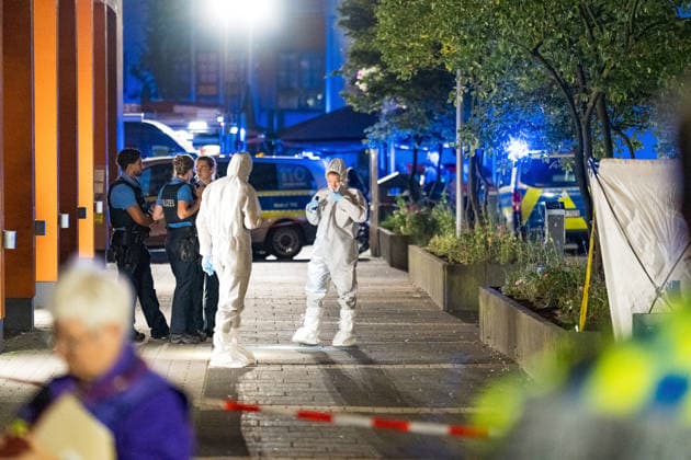 Ehemann tötet Ehefrau mit Schnittwaffe Zeugen überwältigen Angreifer Am 14.07.2026 kam es gegen 21:00 Uhr in Kelkheim (Taunus) auf der Frankfurter Straße zu einem Tötungsdelikt. Ein Mann griff seine Ehefrau mit einer Schnittwaffe an und fügte ihr eine Schnittverletzung zu, an der sie noch vor Ort verstarb. Zeugen überwältigten den Angreifer und hielten ihn bis zum Eintreffen der Polizei fest. Der Tatverdächtige wurde bei seiner Festnahme verletzt. Ermittlungs- und Spurensicherungsmaßnahmen liefen zum Zeitpunkt der Meldung noch an. Kelkheim Hessen Deutschland *** Husband Kills Wife with a Bladed Weapon; Witnesses Subdue Attacker On July 14, 2026, at approximately 9:00 p.m., a homicide occurred on Frankfurter Straße in Kelkheim