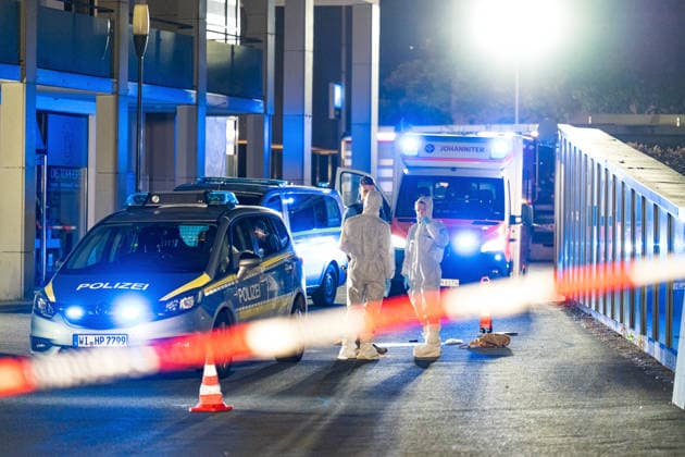Ehemann tötet Ehefrau mit Schnittwaffe Zeugen überwältigen Angreifer Am 14.07.2026 kam es gegen 21:00 Uhr in Kelkheim (Taunus) auf der Frankfurter Straße zu einem Tötungsdelikt. Ein Mann griff seine Ehefrau mit einer Schnittwaffe an und fügte ihr eine Schnittverletzung zu, an der sie noch vor Ort verstarb. Zeugen überwältigten den Angreifer und hielten ihn bis zum Eintreffen der Polizei fest. Der Tatverdächtige wurde bei seiner Festnahme verletzt. Ermittlungs- und Spurensicherungsmaßnahmen liefen zum Zeitpunkt der Meldung noch an. Kelkheim Hessen Deutschland *** Husband Kills Wife with a Bladed Weapon; Witnesses Subdue Attacker On July 14, 2026, at approximately 9:00 p.m., a homicide occurred on Frankfurter Straße in Kelkheim