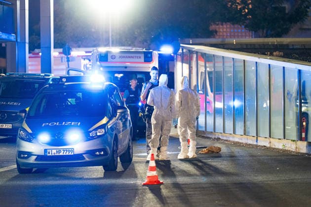 Ehemann tötet Ehefrau mit Schnittwaffe Zeugen überwältigen Angreifer Am 14.07.2026 kam es gegen 21:00 Uhr in Kelkheim (Taunus) auf der Frankfurter Straße zu einem Tötungsdelikt. Ein Mann griff seine Ehefrau mit einer Schnittwaffe an und fügte ihr eine Schnittverletzung zu, an der sie noch vor Ort verstarb. Zeugen überwältigten den Angreifer und hielten ihn bis zum Eintreffen der Polizei fest. Der Tatverdächtige wurde bei seiner Festnahme verletzt. Ermittlungs- und Spurensicherungsmaßnahmen liefen zum Zeitpunkt der Meldung noch an. Kelkheim Hessen Deutschland *** Husband Kills Wife with a Bladed Weapon; Witnesses Subdue Attacker On July 14, 2026, at approximately 9:00 p.m., a homicide occurred on Frankfurter Straße in Kelkheim
