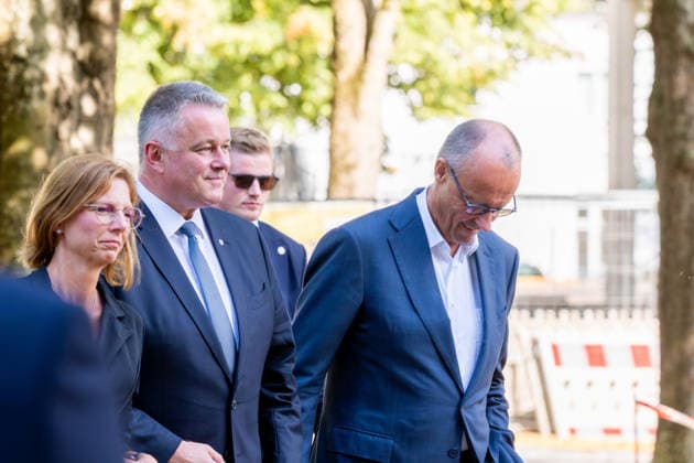 Besuch im Kurpark Bad Neuenahr-Ahrweiler - Fünf Jahre Ahrtalflut Stellvertretende Ministerpräsidentin Rheinland-Pfalz Sabine BÄTZING-LICHTENTHÄLER (SPD), Ministerpräsident Rheinland-Pfalz Gordon SCHNIEDER (CDU), Bundeskanzler Friedrich MERZ (CDU) im Gespräch mit Ehrenamtlichen und Gewerbetreibenden im Kurpark Bad Neuenahr-Ahrweiler. Beim Besuch zum fünften Jahrestag der Flutkatastrophe im Ahrtal informierten sie sich über den Stand des Wiederaufbaus. Bad Neuenahr-Ahrweiler Rheinland-Pfalz Deutschland *** Visit to the Bad Neuenahr-Ahrweiler Spa Park: Five Years Since the Ahr Valley Floods. Sabine BÄTZING LICHTENTHÄLER (SPD), Deputy Minister-President of Rhineland-Palatinate; Gordon SCHNIEDER (CDU), Minister-President of Rhineland-Pa Copyright: xMarcxJohnx